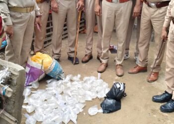 आबकारी विभाग का बड़ा एक्शन, चकरा आयुअल और बारिया टोला में छापेमारी, 90 लीटर अवैध शराब बरामद