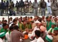मटेहिया में किसानों का धरना, चक्का जाम और रेल रोको की चेतावनी से प्रशासन अलर्ट