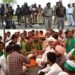 मटेहिया में किसानों का धरना, चक्का जाम और रेल रोको की चेतावनी से प्रशासन अलर्ट