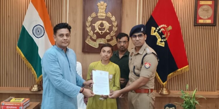 *स्वर्ण व्यवसायी की बेटी के अदम्य साहस के आगे पस्त हुए लुटेरे, एसएसपी ने किया सम्मानित*