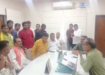 *PWD कर्मचारियों का फूटा गुस्सा वेतन न मिलने पर मुख्य अभियंता का घेराव, ई-ऑफिस पोर्टल में तकनीकी बाधा बनी बड़ी मुसीबत*