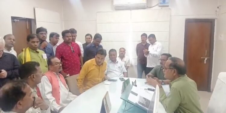 *PWD कर्मचारियों का फूटा गुस्सा वेतन न मिलने पर मुख्य अभियंता का घेराव, ई-ऑफिस पोर्टल में तकनीकी बाधा बनी बड़ी मुसीबत*