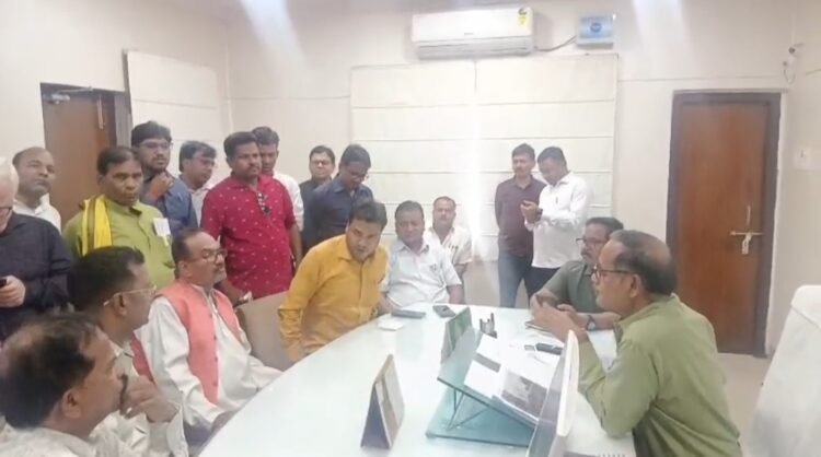 *PWD कर्मचारियों का फूटा गुस्सा वेतन न मिलने पर मुख्य अभियंता का घेराव, ई-ऑफिस पोर्टल में तकनीकी बाधा बनी बड़ी मुसीबत*