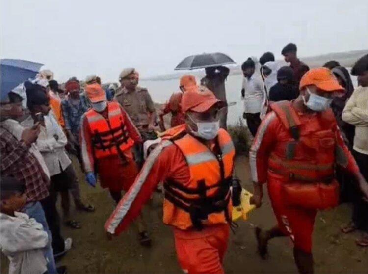 *यमुना में नाव पलटने से 6 की मौत, 3 बच्चे अब भी लापता*