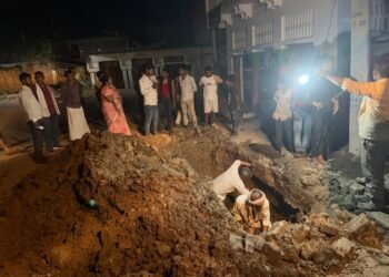 पाइप लाइन फटने पर रात में मौके पर पहुंचीं नगर पंचायत अध्यक्ष, खुद खड़े होकर कराया मरम्मत कार्य