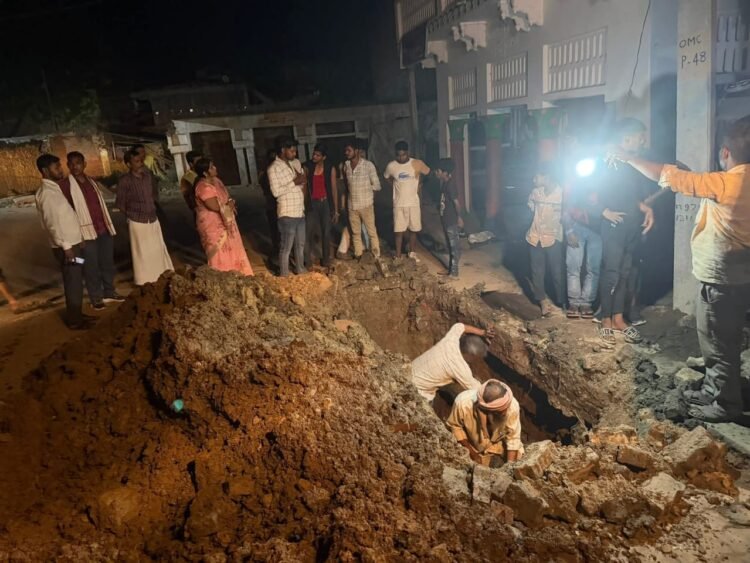 पाइप लाइन फटने पर रात में मौके पर पहुंचीं नगर पंचायत अध्यक्ष, खुद खड़े होकर कराया मरम्मत कार्य