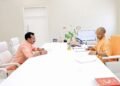 *लखनऊ में लखीमपुर सदर विधायक योगेश वर्मा ने उत्तर प्रदेश के मुख्यमंत्री योगी आदित्यनाथ से शिष्टाचार मुलाकात कर विधानसभा क्षेत्र के विकास से जुड़े कई अहम मुद्दों पर विस्तार से चर्चा की।*