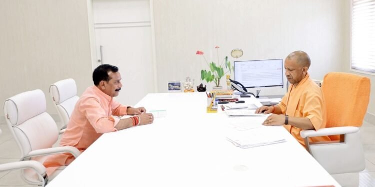 *लखनऊ में लखीमपुर सदर विधायक योगेश वर्मा ने उत्तर प्रदेश के मुख्यमंत्री योगी आदित्यनाथ से शिष्टाचार मुलाकात कर विधानसभा क्षेत्र के विकास से जुड़े कई अहम मुद्दों पर विस्तार से चर्चा की।*