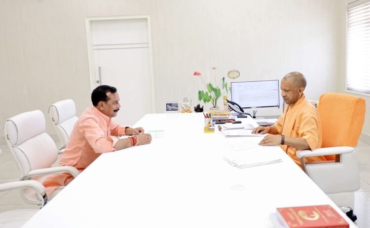 *लखनऊ में लखीमपुर सदर विधायक योगेश वर्मा ने उत्तर प्रदेश के मुख्यमंत्री योगी आदित्यनाथ से शिष्टाचार मुलाकात कर विधानसभा क्षेत्र के विकास से जुड़े कई अहम मुद्दों पर विस्तार से चर्चा की।*