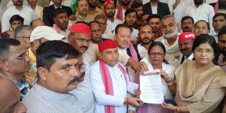 *नीट परीक्षा पेपर लीक पर सपा का जोरदार प्रदर्शनपरीक्षा निरस्त करने और दोषियों पर कार्रवाई की मांग को लेकर कलेक्ट्रेट में सौंपा ज्ञापन*