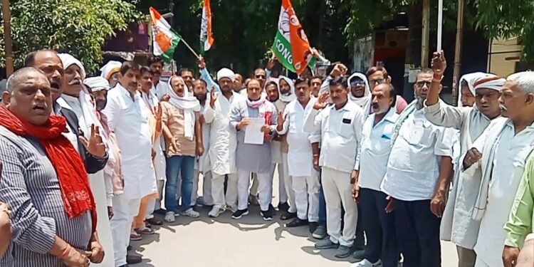*पेट्रोलियम पदार्थों की मूल्य वृद्धि के विरोध में जिला/महानागर कांग्रेस कमेटी का जोरदार प्रदर्शन, राष्ट्रपति को संबोधित ज्ञापन सौंपा*