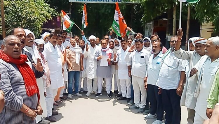 *पेट्रोलियम पदार्थों की मूल्य वृद्धि के विरोध में जिला/महानागर कांग्रेस कमेटी का जोरदार प्रदर्शन, राष्ट्रपति को संबोधित ज्ञापन सौंपा*