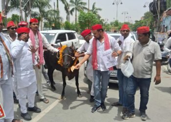 कांग्रेसियों ने गाय को राष्ट्रीय पशु घोषित करने की  मांग को लेकर प्रदर्शन किया
