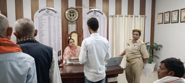 जनसुनवाई में डीएम ने सुनीं 77 शिकायतें, अधिकारियों को त्वरित निस्तारण के निर्देश