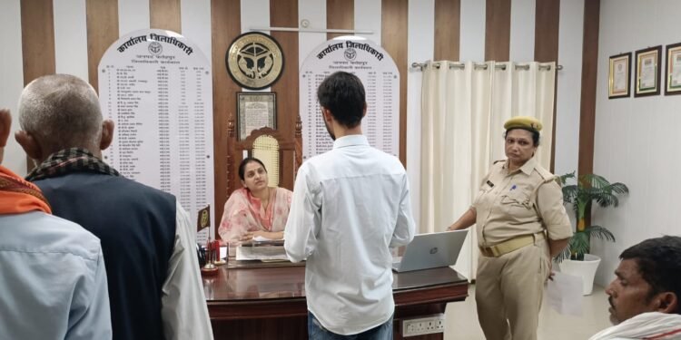 जनसुनवाई में डीएम ने सुनीं 77 शिकायतें, अधिकारियों को त्वरित निस्तारण के निर्देश