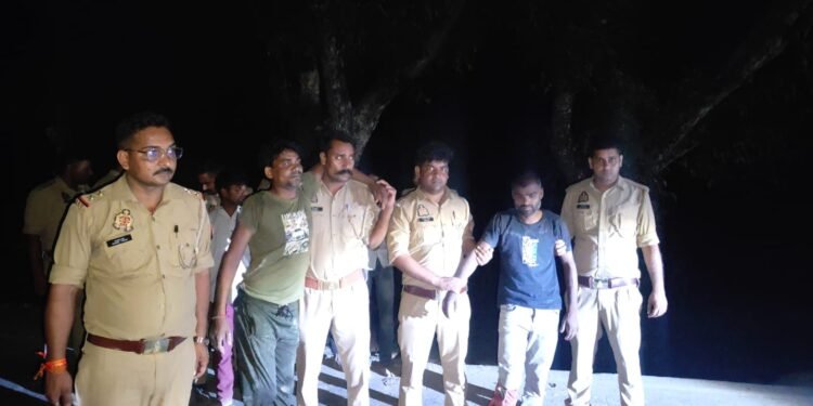 **लखीमपुर खीरी पुलिस की बड़ी कामयाबी: मुठभेड़ के बाद 6 शातिर चोर गिरफ्तार, दो के पैर में लगी गोली*