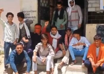 बिजली कटौती से परेशान उपभोक्ताओं ने बिजली घर में किया हंगामा