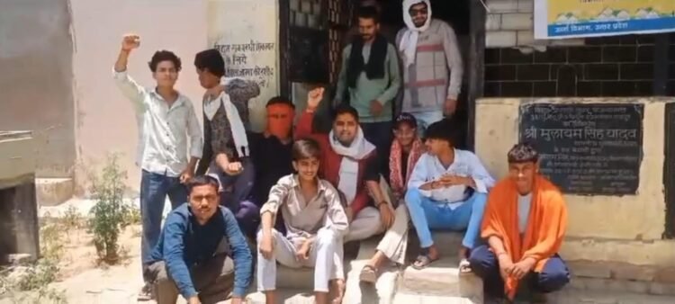 बिजली कटौती से परेशान उपभोक्ताओं ने बिजली घर में किया हंगामा