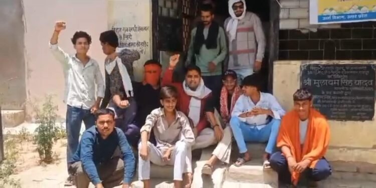 बिजली कटौती से परेशान उपभोक्ताओं ने बिजली घर में किया हंगामा
