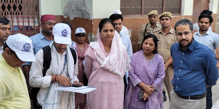 मतगणना के प्रथम चरण के कार्यों का डीएम ने लिया स्थली जायज़ा