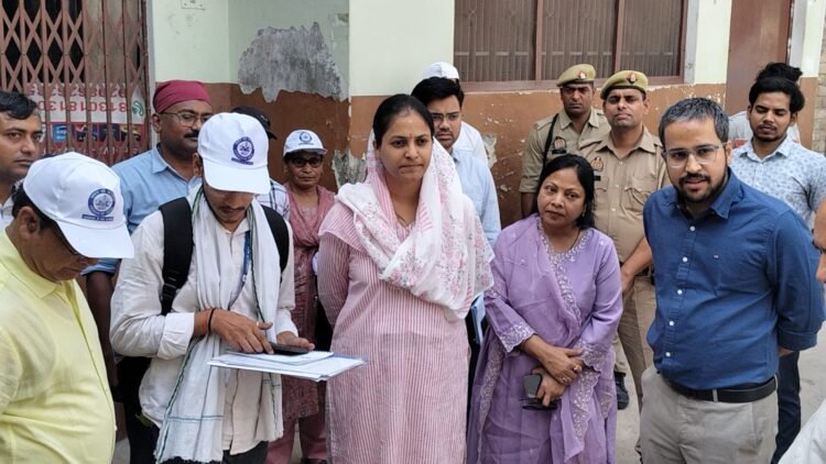 मतगणना के प्रथम चरण के कार्यों का डीएम ने लिया स्थली जायज़ा