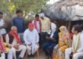 दो युवकों की एक साथ हुई मौत पर सांसद ने गांव पहुंच कर पारिवारिक जनों को सांत्वना दी