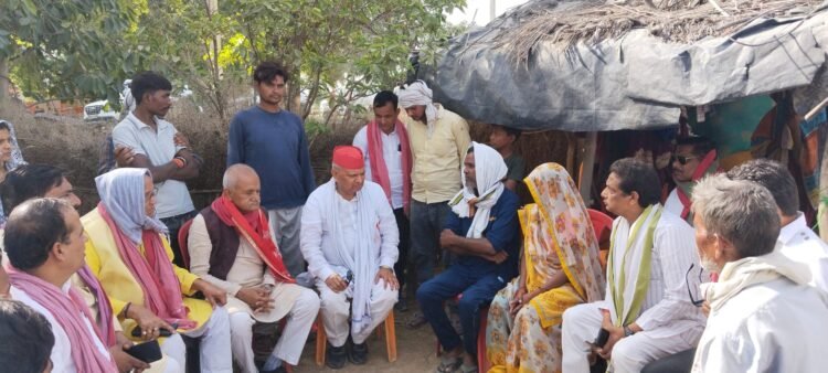 दो युवकों की एक साथ हुई मौत पर सांसद ने गांव पहुंच कर पारिवारिक जनों को सांत्वना दी