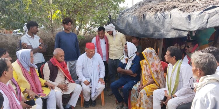 दो युवकों की एक साथ हुई मौत पर सांसद ने गांव पहुंच कर पारिवारिक जनों को सांत्वना दी