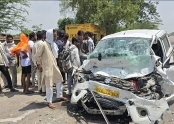 कानपुर-सागर हाईवे पर सड़क हादसा: वैगनआर और ट्रक की भीषण भिड़ंत में चार की दर्दनाक मौत व महिला की हालत गंभीर