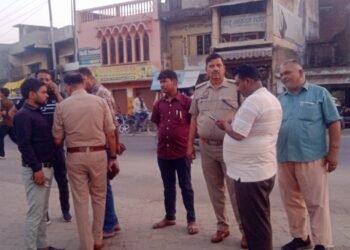 अतिक्रमण के खिलाफ प्रशासन सख्त, ठेलों को हटाया और तीन सवारी चालकों के काटे चालान