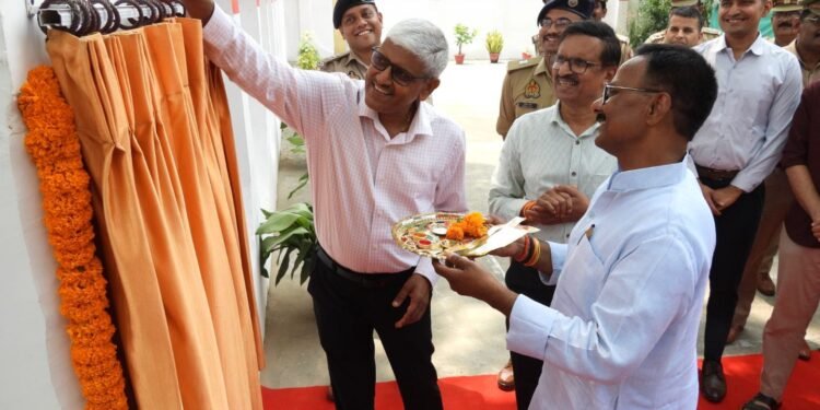 एडीजी जोन ने नई सड़क का किया लोकार्पण, पुलिस परिसर में बढ़ी सुविधाएं