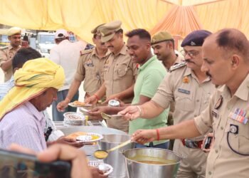 जीआरपी पुलिस लाइन गोरखपुर में तीसरे बड़े मंगलवार पर विशाल भंडारे का आयोजन