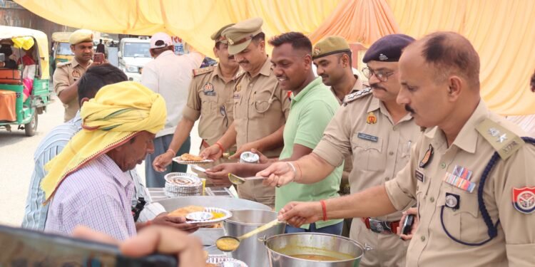 जीआरपी पुलिस लाइन गोरखपुर में तीसरे बड़े मंगलवार पर विशाल भंडारे का आयोजन