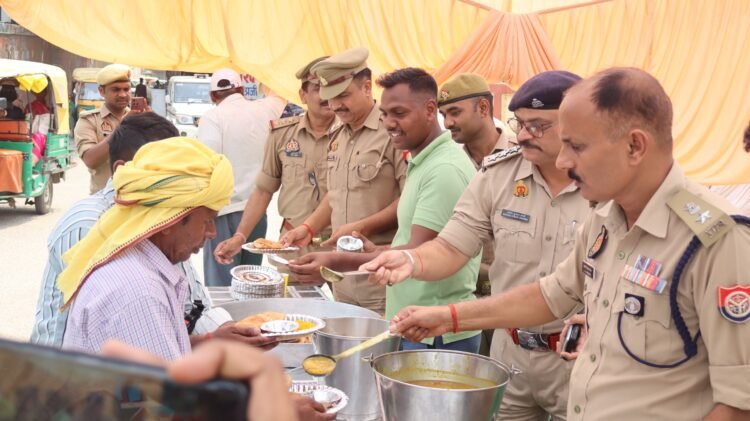 जीआरपी पुलिस लाइन गोरखपुर में तीसरे बड़े मंगलवार पर विशाल भंडारे का आयोजन