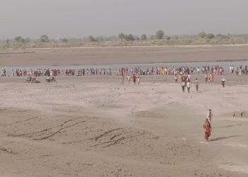 शारदा बैराज पर सुरक्षा व्यवस्था फेल! हजारों श्रद्धालुओं की भीड़, प्रशासन नदारद — क्या बड़े हादसे का इंतजार?
