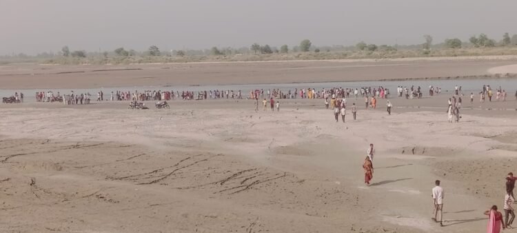 शारदा बैराज पर सुरक्षा व्यवस्था फेल! हजारों श्रद्धालुओं की भीड़, प्रशासन नदारद — क्या बड़े हादसे का इंतजार?