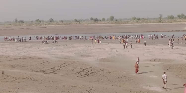 शारदा बैराज पर सुरक्षा व्यवस्था फेल! हजारों श्रद्धालुओं की भीड़, प्रशासन नदारद — क्या बड़े हादसे का इंतजार?