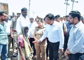 डीएम-एसपी ने आग प्रभावित क्षेत्र का किया निरीक्षण, राहत कार्य तेज करने के निर्देश; पीड़ितों को भोजन व सहायता जारी