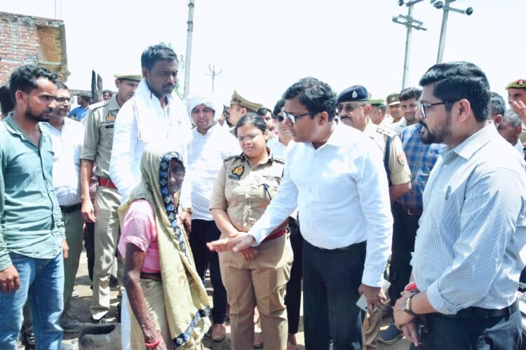 डीएम-एसपी ने आग प्रभावित क्षेत्र का किया निरीक्षण, राहत कार्य तेज करने के निर्देश; पीड़ितों को भोजन व सहायता जारी