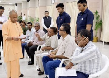 गोरखनाथ मंदिर में सीएम योगी का जनता दरबार, शिकायतों के निस्तारण में कोताही बर्दाश्त नहीं, हर समस्या का हो त्वरित समाधान