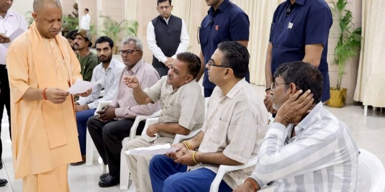 गोरखनाथ मंदिर में सीएम योगी का जनता दरबार, शिकायतों के निस्तारण में कोताही बर्दाश्त नहीं, हर समस्या का हो त्वरित समाधान
