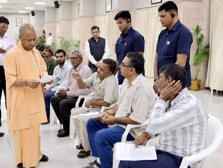 गोरखनाथ मंदिर में सीएम योगी का जनता दरबार, शिकायतों के निस्तारण में कोताही बर्दाश्त नहीं, हर समस्या का हो त्वरित समाधान