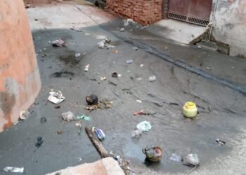सुमेरपुर में हल्की बारिश ने खोली सफाई व्यवस्था की पोल, वार्ड-12 में सड़कों पर बहा नालियों का गंदा पानी