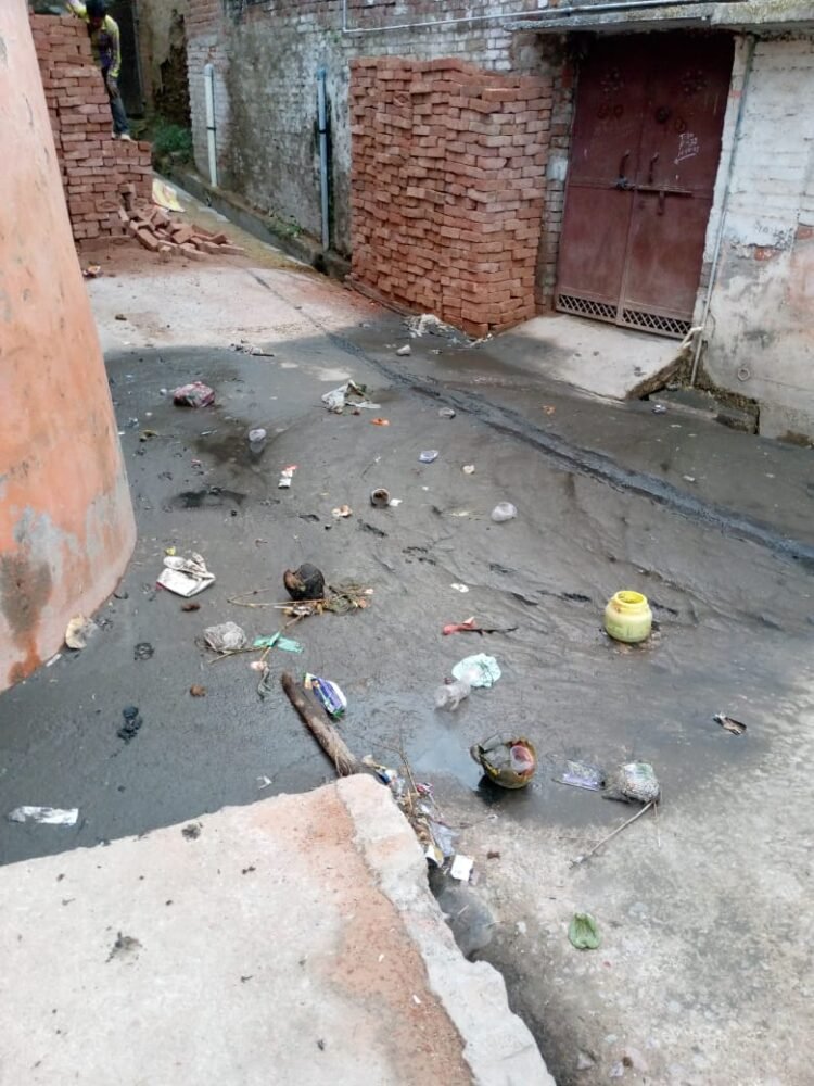 सुमेरपुर में हल्की बारिश ने खोली सफाई व्यवस्था की पोल, वार्ड-12 में सड़कों पर बहा नालियों का गंदा पानी