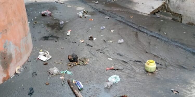 सुमेरपुर में हल्की बारिश ने खोली सफाई व्यवस्था की पोल, वार्ड-12 में सड़कों पर बहा नालियों का गंदा पानी