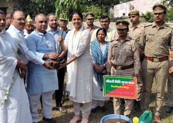 एक पेड़ मां के नाम अभियान का शुभारंभ, पर्यावरण संरक्षण का लिया संकल्प