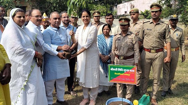 एक पेड़ मां के नाम अभियान का शुभारंभ, पर्यावरण संरक्षण का लिया संकल्प