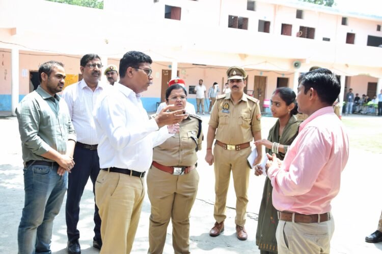 पहले दिन सख्त पहरे में हुई यूपी पुलिस भर्ती परीक्षा, परीक्षा केंद्रों पर कड़े इंतजाम