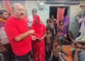 मगरमच्छ के हमले में बालगोविंद का पैर क्षतिग्रस्त, पीड़ित परिवार की मदद को पहुंचे विधायक रोमी साहनी