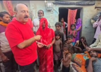 मगरमच्छ के हमले में बालगोविंद का पैर क्षतिग्रस्त, पीड़ित परिवार की मदद को पहुंचे विधायक रोमी साहनी